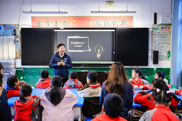 上汽大众携志愿者赴恩施希望小学，推动科学人文教育融合