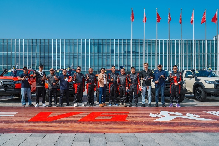 V6火炮正式上市,魏建军兑现承诺亲自给车主交车