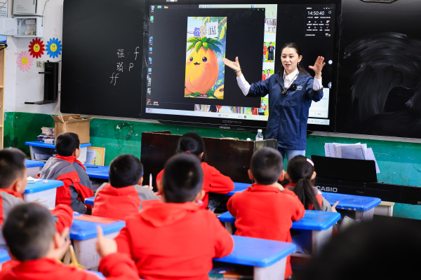 上汽大众携志愿者赴恩施希望小学，推动科学人文教育融合