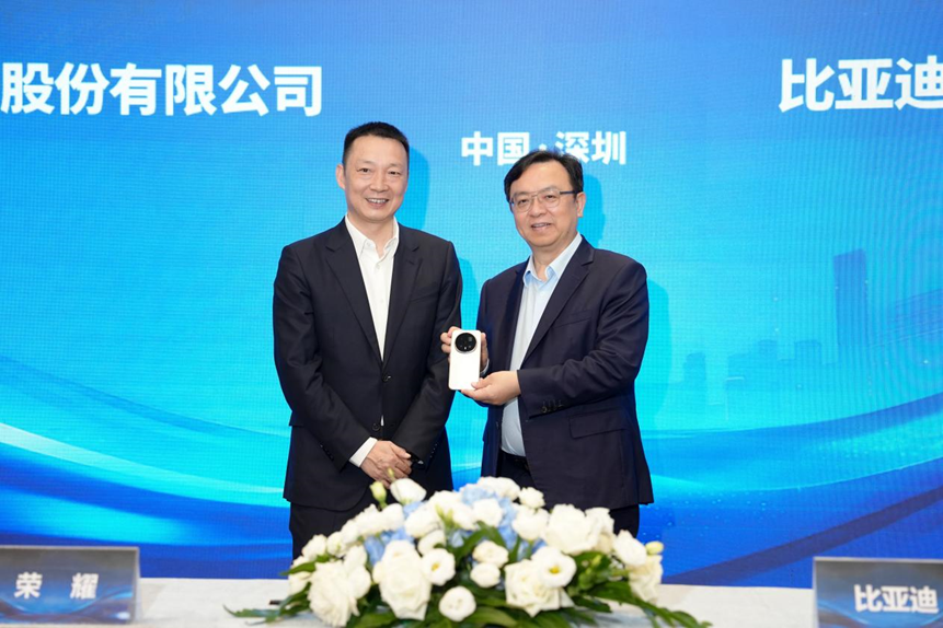 比亚迪与荣耀达成深度战略合作，共建手机车机跨界互融生态体系