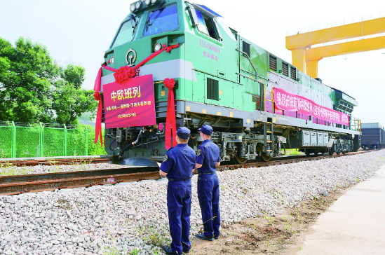X8157次中欧班列从宝鸡阳平铁路物流基地驶出。（西安铁路局供图）