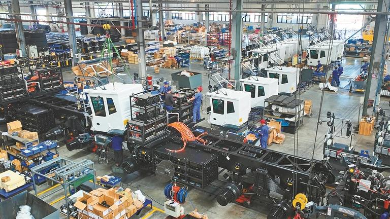 同力重工总装线上，工人在装配非公路宽体自卸车（资料照片）。
